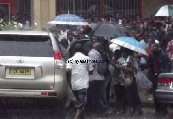 >The crowd braves the rain and descends on Mulli as he gets into his car   - Pic by Kondwani Magombo, Mana