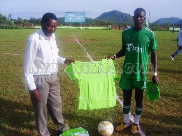 Sulom official Chimpeni hands over man-of-the match accolade to Simkonda