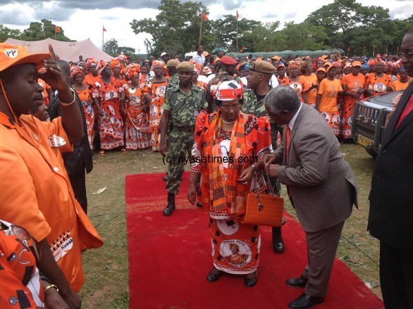 One minute Madam: Mpinganjira impromptly  briefs President Banda