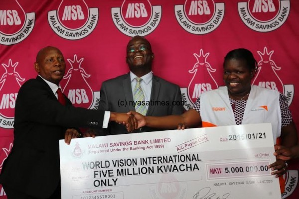 Bonongwe hands over MSB bank cheque to World Vision