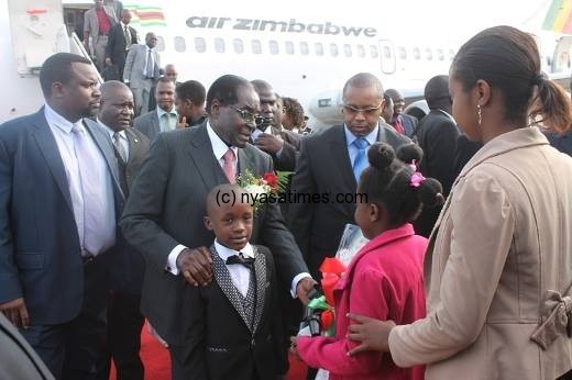 Mugabe welcomed by Malawi VP Chilima on arrival