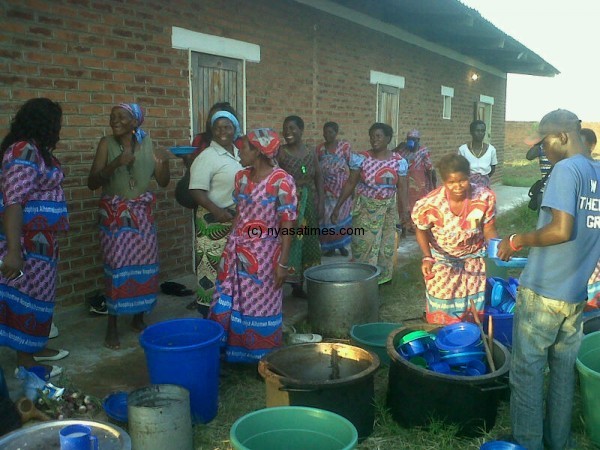 Mulhakho women in preparations for the carnival