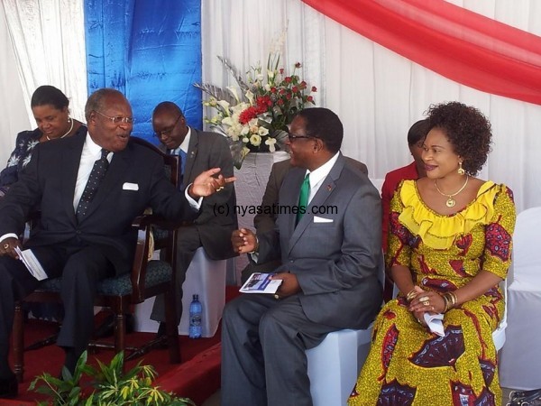 Former president Bakili Muluzi cracking a joke to leader of opposition Chakwera at the launch.