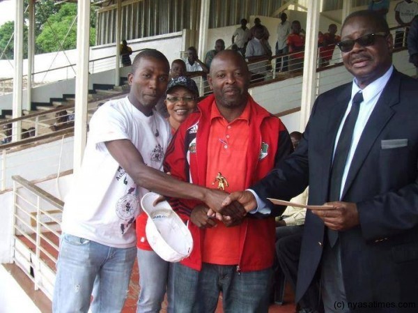 Mutharika presenting media award prize to Nyasa Times sports repoter Elijah Phimbi