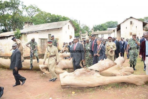 Mutharika on a suprise visit to the police houses in Limbe 