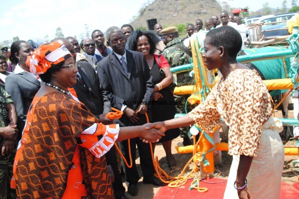 President Banda with a beneficiary of a cow gift