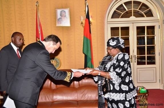 New Russian Ambassador to Malawi, Bakharev presenting his letter to President Banda
