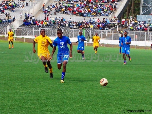 Mike Kaziputa chasing for the ball