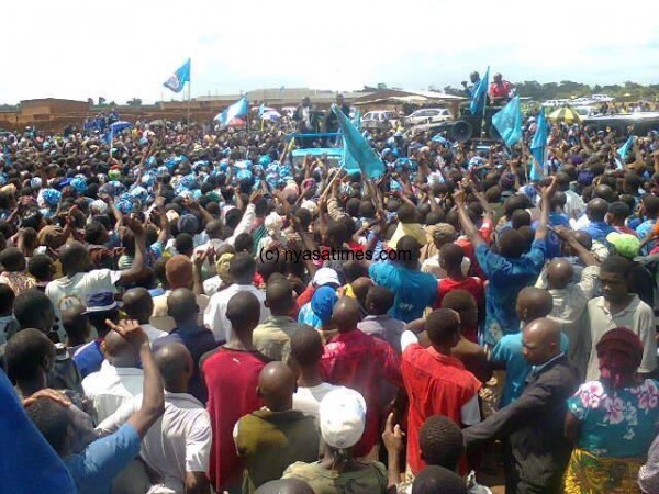 Peter Mutharika addressing a sea of supporters on arrival