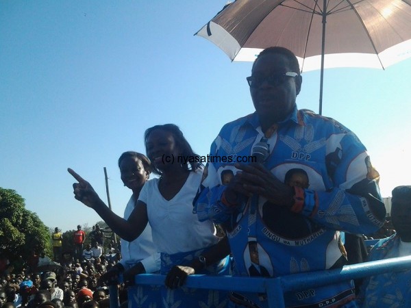 Mutharika accompanied by his daughters warpping up the campaign in Thyolo