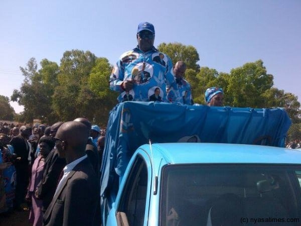 Mutharika on whistle-stop in the central region