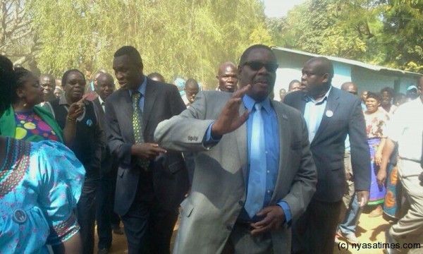 Peter Mutharika welcoming defectors