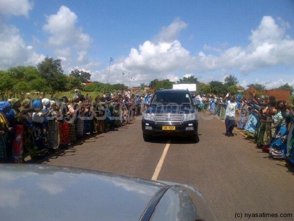 Convoy of Peter Mutharika on his way to Nkhoma CCAP Synod church as people line up the road side