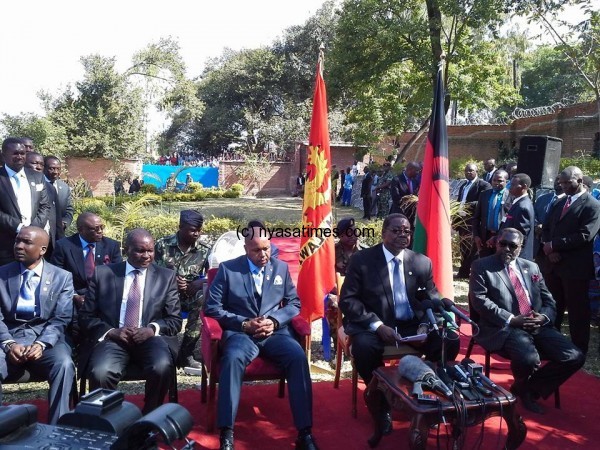 Presidential presser: Mutharika and his deputy Saulos Chilima addressing reporters in Blantyre