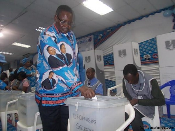 Peter Mutharika voting during DPP convention