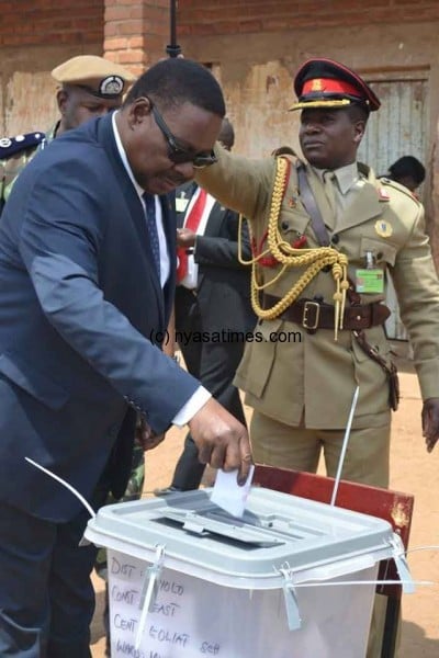 Mutharika casting his vote in Thyolo