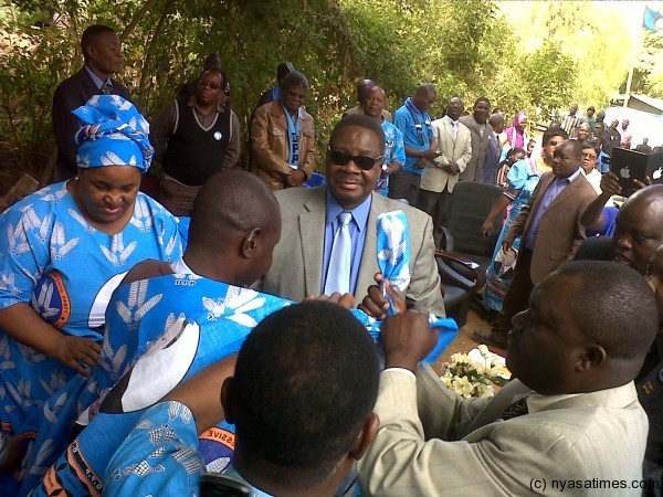 Kalilani and Mutharika welcoming defectors