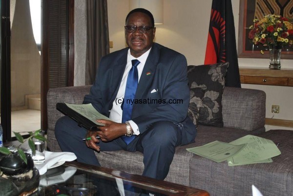 Mutharika: Postpones the meeting