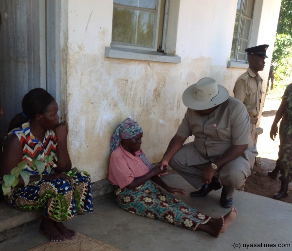An old lady breaks down as she narrates her ordeal to Kachali