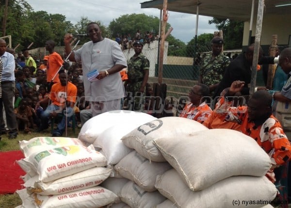 Vice President Khumbo Kachali speaking to flood victims