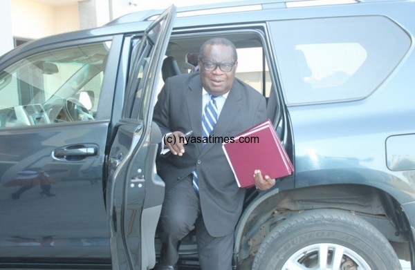 Finance Minister Gondwe on arrrival at parliament to present provisional budget