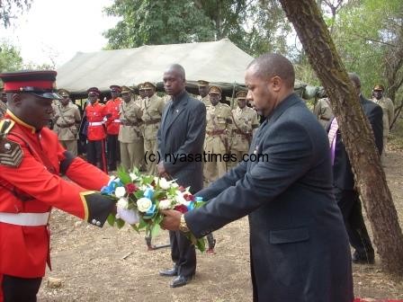 Malawi Defence Force soldier give VP Chlima a wreath to lay