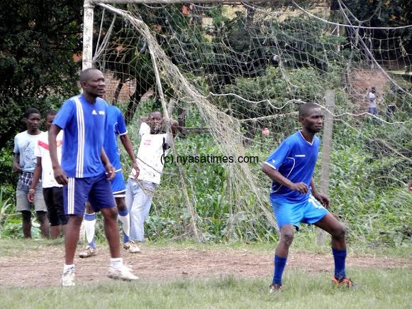 Former Flames defender (left) Macdonald Mtetemera on high alert defending the far post as ESCOM play a corner- Pic Lucky Mkandawire 