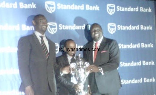 FAM president Nyamilandu , Blantyre Cuty Mayor Noel Chalamanda  (c) and Standard Bank CEO at the draw