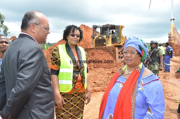 President Banda and Minister of Transport Sidik Mia visiting the Thyolo-Thekerani road project