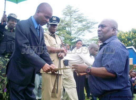 Edwin Theu (r) presenting the petition 