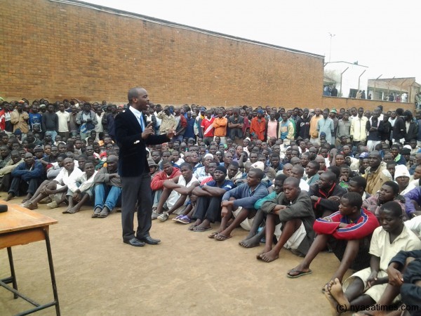 Mhango addressing prisoners