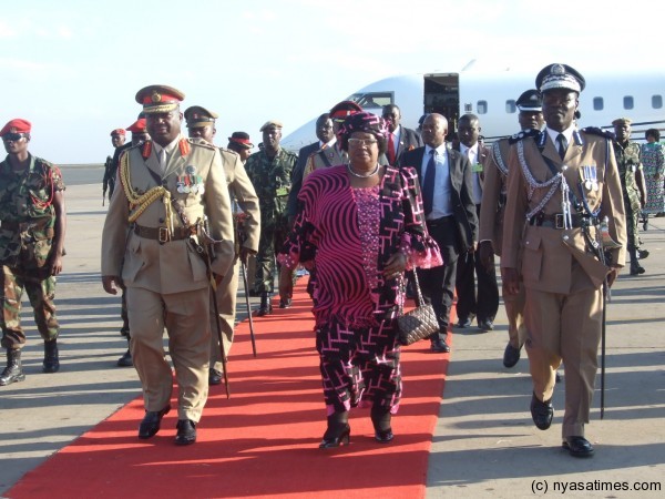 Welcome home your excellency, Army commander General Odilo and Police chief Lot Dzodzi welomes the president at KIA - Pic by Lisa Vintulla