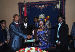 The youth leaders with President Banda