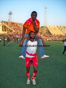 Gabadihno Mhango being carried on Fischer Kondowe's shoulders
