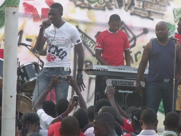 Armstrong dishing out _Ndamusowa_. Photo by Kimpho Loka