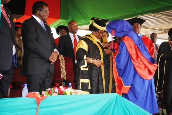 President Banda ebing installed Chancellor of Unima