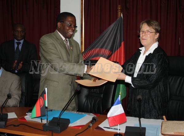 Finance Minister Ken Lipenga (l) and French Ambassador to Malawi Marie-Annick Bourdin (r) exchange documents for the Framework