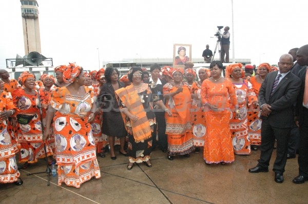 Despite the rains, President Banda joined PP women in dancing upon arrival from Uganda -pic by Lisa Vintulla