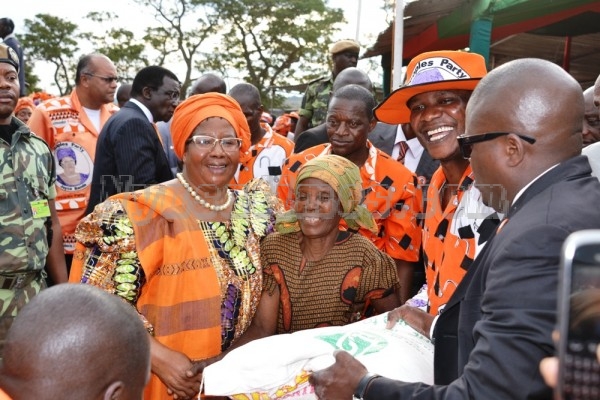 A pose with the President JOYCE