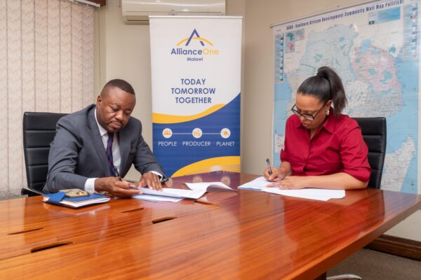 Chikungwa (right) signing the MOU withMizere
