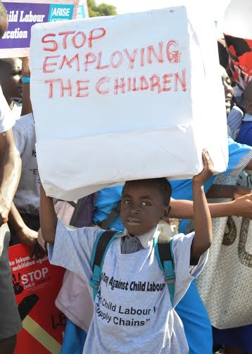 Children highlighting the massage (C) Stanley Makuti