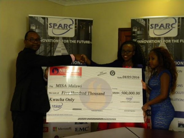 Chiwaya (centre) says the donation is the appreciation of good jobs by Malaiw journalists