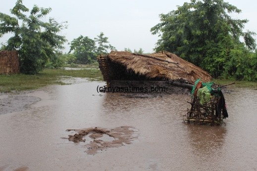 Collapsed house at Thedzi village in Chikwawa.Cgovati nyirenda. mana