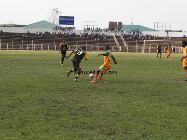 Dangerman Kaliati eludes an Epac defender, Pix Alex Mwazalumo