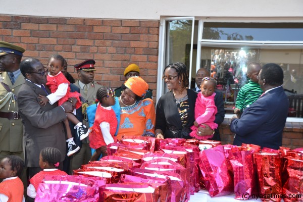 Malawi and Zimbabwe first couples with babies