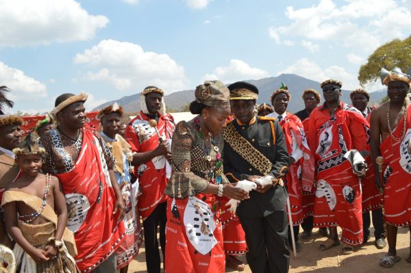Gomani confers with minister of Sports and culture, Obama Chiumia at Umhlamgano- Pic by Lisa Vintula