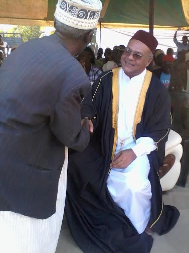 Mia greeting a representive of Senior Chief Mponda,Pic By Sellah Singin,MANA