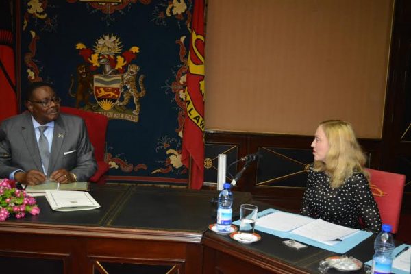 Mutharika in a meeting with Madonna - Photo courtesy of Malawi State House