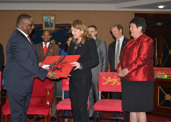 President Peter Mutharika presents a gift to the CEO of Millennium Challenge Corporation Ms Dana Hyde at Kamuzu Palace in Lilongwe (C) Abel Ikiloni - mana