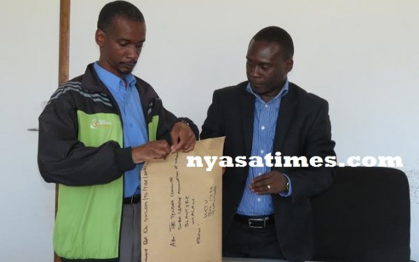 Tiya Somba Banda and Patrick Chisale opening the bids....Photo Jeromy Kadewere